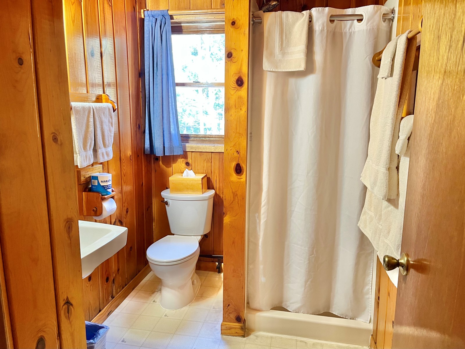 Golden Eagle Lodge, Large Cabin 4 Bathroom, Gunflint Trail Resort